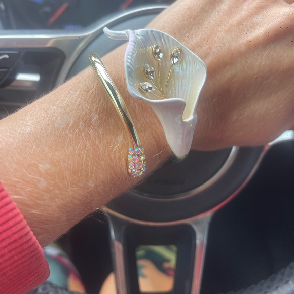 Betsey Johnson Calla Lily Cuff Bracelet White Enamel Crystal Statement Floral - Picture 3 of 4